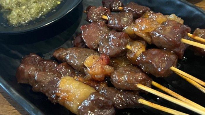 Bisnis kuliner Sate Celup yang dikelola Baim Wong ini menawarkan sate yang dibuat dari bahan daging Tenderloin yang dikenal sebagai bagian daging paling empuk. Sate Celup milik Baim Wong ini berada di kawasan Cinere, Jakarta Selatan, dan dibuka pada November 2023.