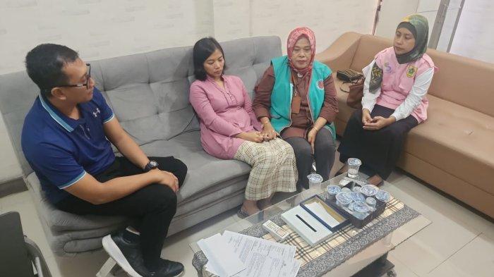 Dokter Qory Ulfiyah Ramayanti yang sedang hamil 6 bulan dan menghilang misterius dari rumahnya di Cibinong, Bogor, sejak Senin (13/11/2023) lalu, akhirnya telah ditemukan. Penampilan dokter asal Bogor itu saat ditemukan dalam kondisi lesu dan berbeda dengan foto yang disebarkan suaminya Willy Sulistio (39).
