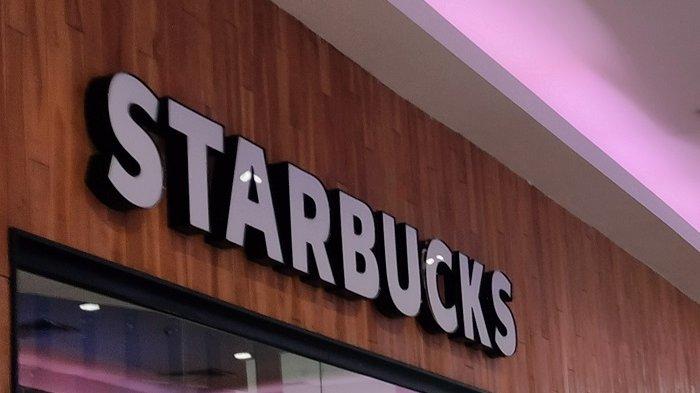 Gerai kopi Starbucks di Pesona Square Mall, Sukmajaya, Kota Depok, Jawa Barat, Minggu (15/1/2023), menggelar promo gila-gilaan hingga 50 persen. Foto (Wartakotalive.com/Gilar).
